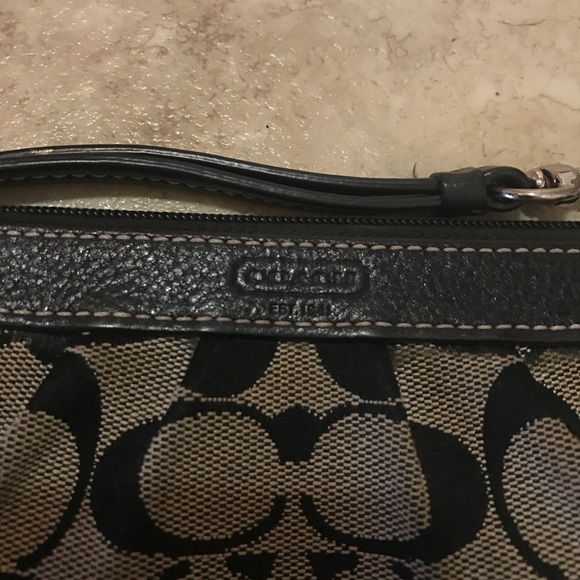 ‼️CLOSET DOWNSIZE‼️
Coach black and grey wristlet - Picture 2 of 4